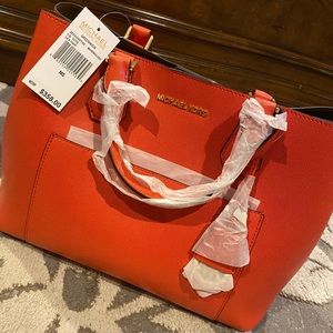 MICHAEL KORS: Greenwich Lg Leather Tote.
